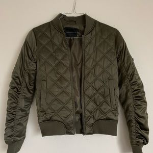 Olive green puffer jacket 💚